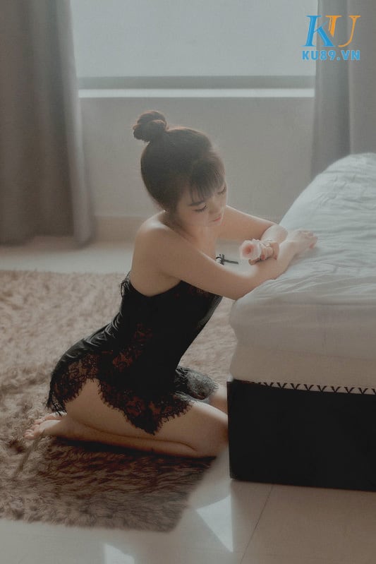 Gái Xinh Sexy Bên Giường Tập Thể Dục