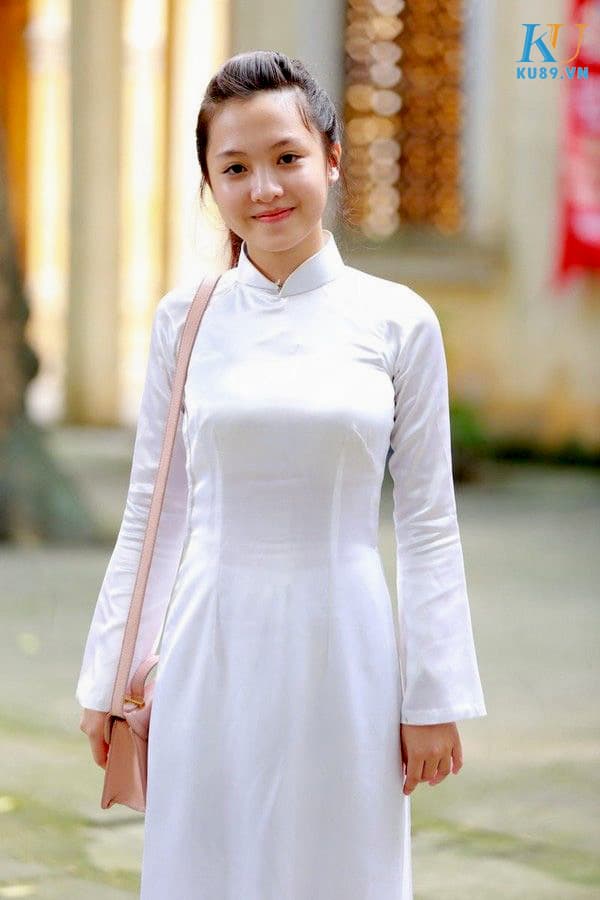 Gái Xinh Diện Áo Dài Ướt Át Bên Bể Bơi