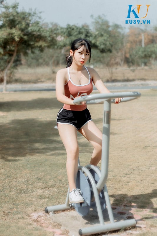 Gái Xinh Sexy Bên Giường Tập Thể Dục