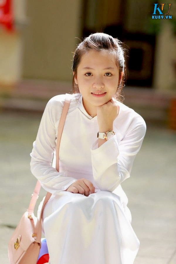Gái Xinh Diện Áo Dài Ướt Át Bên Bể Bơi