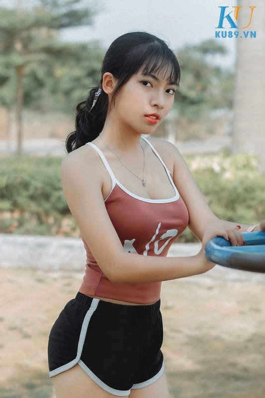 Gái Xinh Sexy Bên Giường Tập Thể Dục