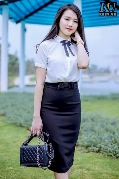 Gái Xinh Diện Áo Dài Ướt Át Bên Bể Bơi
