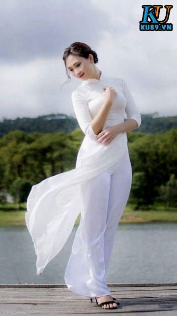 Gái Xinh Diện Áo Dài Xuyên Thấu Gợi Cảm