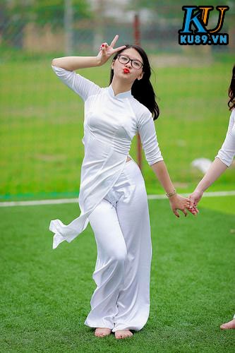 Gái Xinh Diện Áo Dài Xuyên Thấu Gợi Cảm