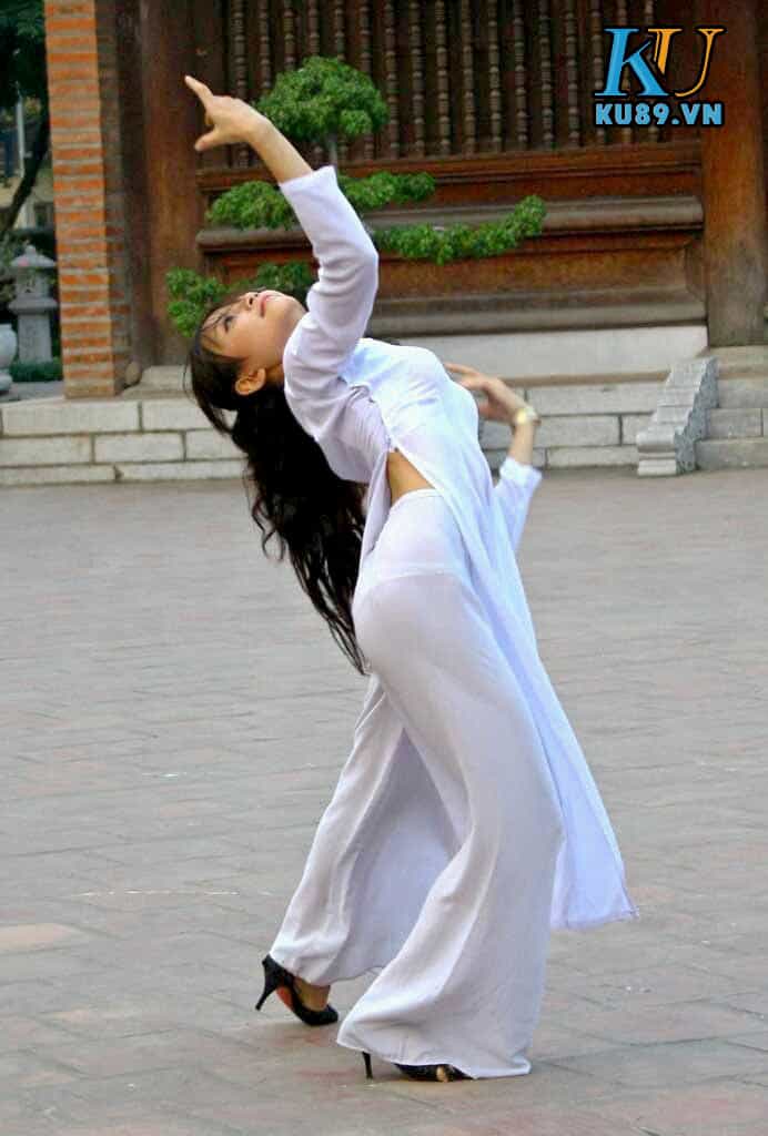 Gái Xinh Diện Áo Dài Xuyên Thấu Gợi Cảm