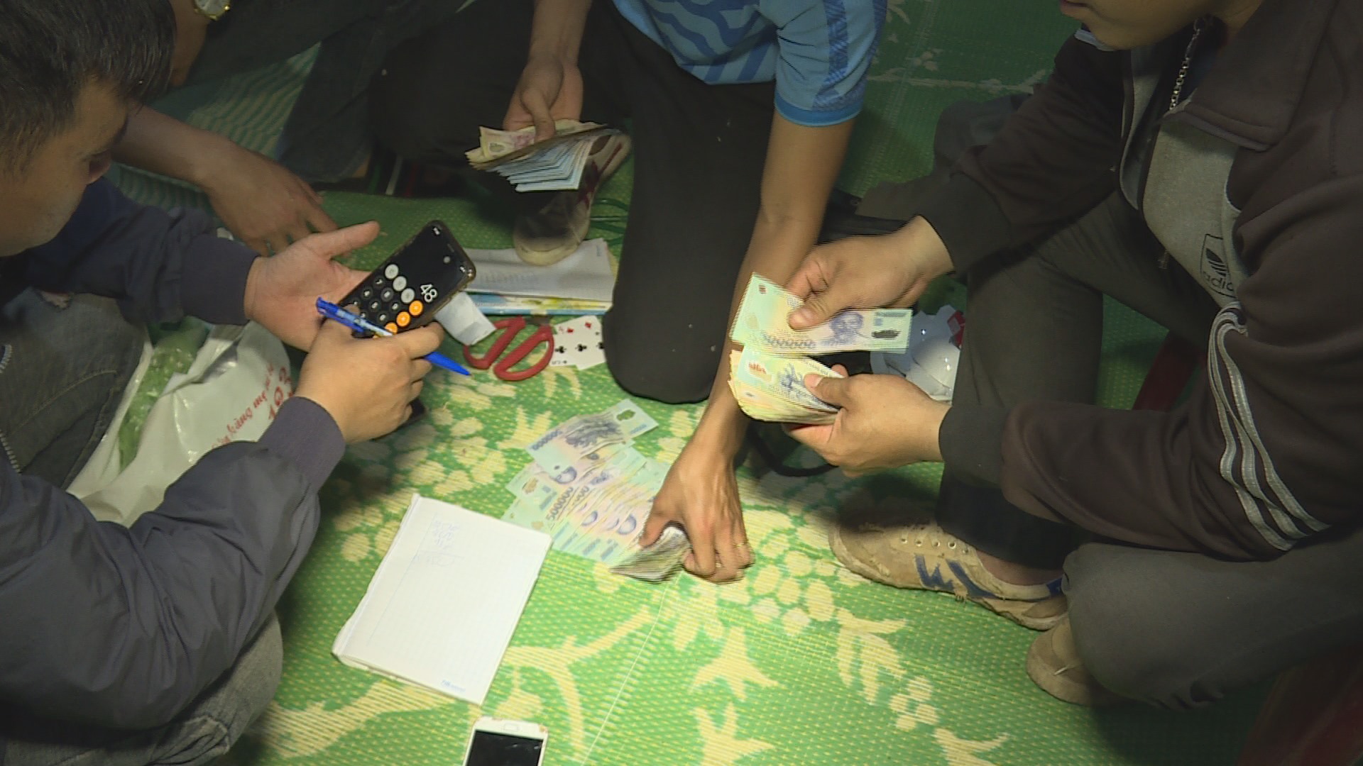 vay tiền chơi cờ bạc, vay nặng lãi, cờ bạc vay tiền