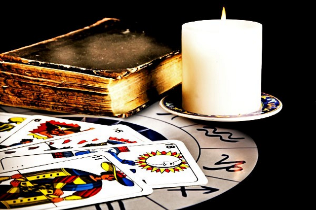 Chuẩn bị đủ bộ đồ ăn trước khi xem bài tarot