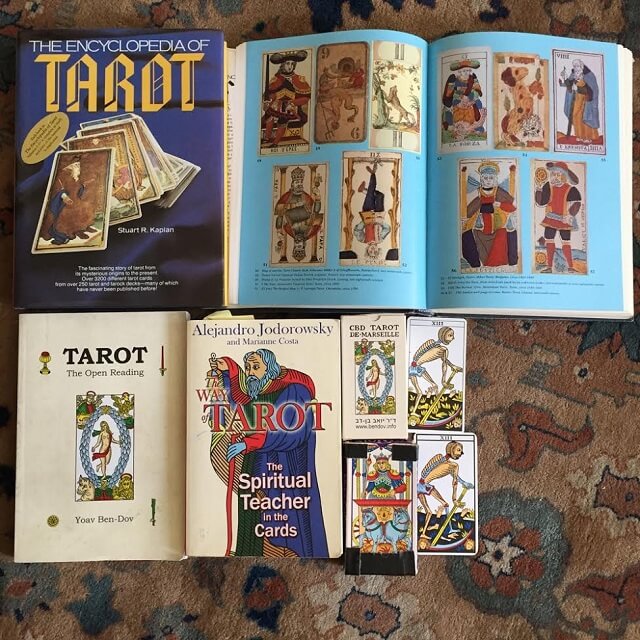 Chọn một cuốn sách tarot phù hợp với trình độ của bạn