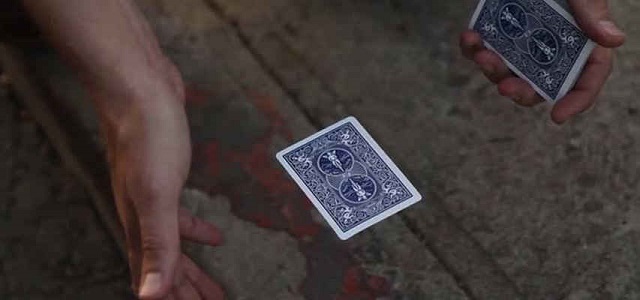 Những lá bài bay là một trò ảo thuật được rất nhiều người ưa thích.