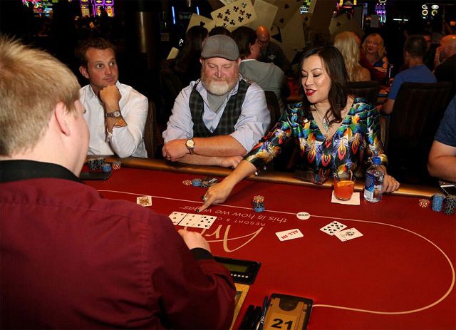 Chơi poker trong sòng bạc