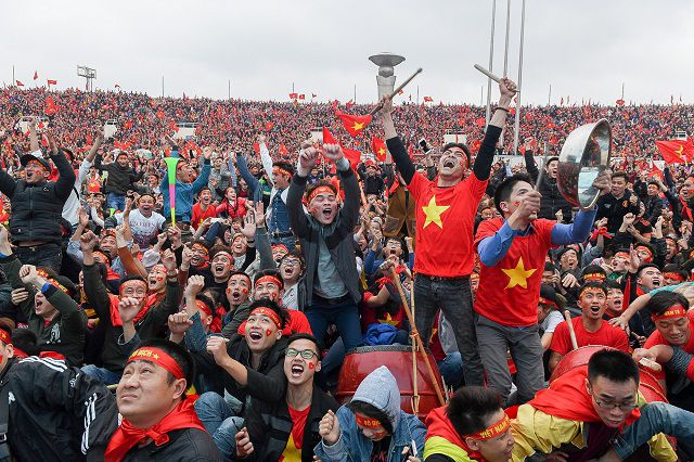 Người hâm mộ đất nước khóc vì vui mừng và tự hào