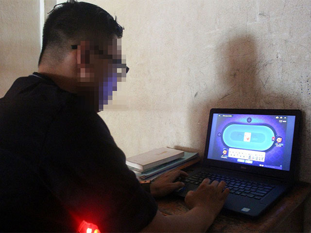 Khi chơi game đánh bài online trên máy tính, người chơi có thể bỏ bán bất cứ lúc nào