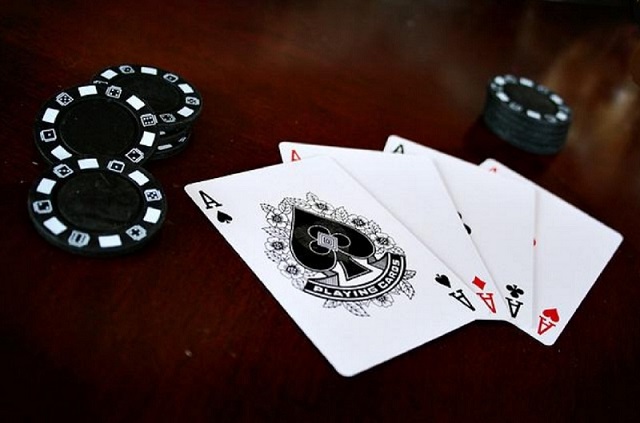 Khi giao dịch sẽ có 3 lá đối mặt với người chơi và 3 quân bài đối mặt với nhà cái.