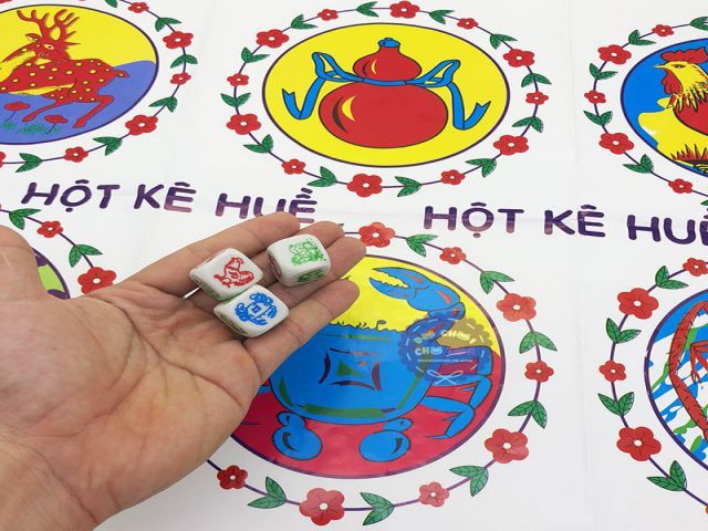 bàn bầu cua va xúc xắc
