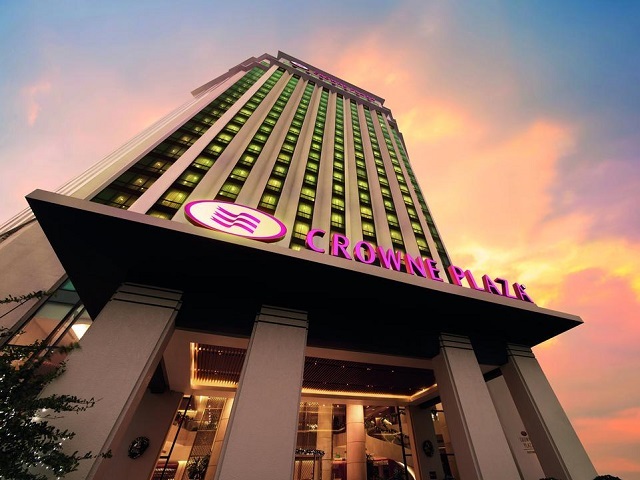 Khách sạn Crowne Plaza được trang bị đầy đủ tiện nghi, sang trọng và trang nhã