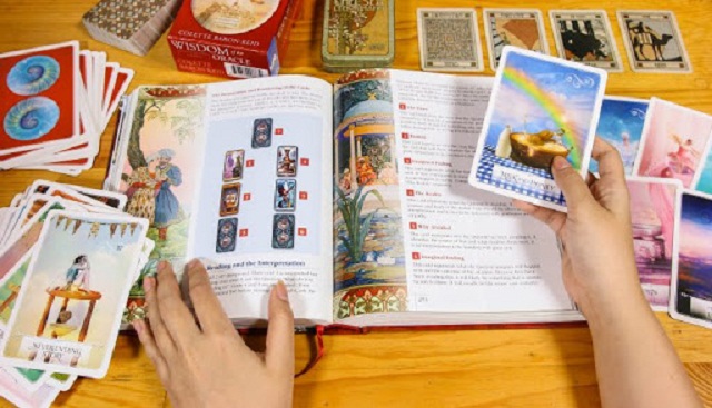 Mỗi bộ bài Oracle đi kèm với một hướng dẫn