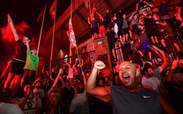 Người hâm mộ ăn mừng chiến thắng của Liverpool