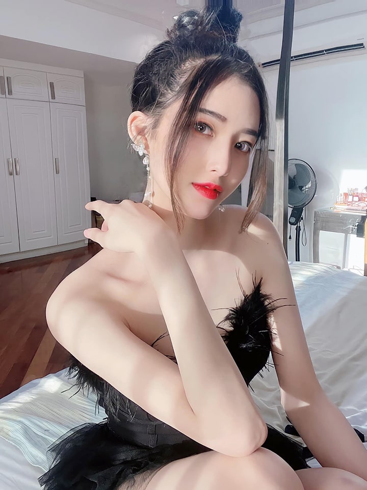 Khuôn mặt nhỏ nhắn nhưng quyến rũ của Kina