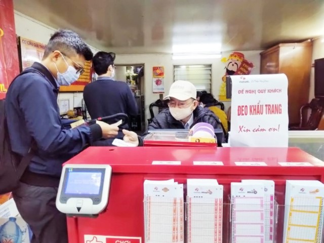 Đến đại lý và mua vé Vietlott chính hãng