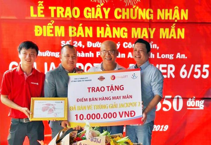Trả lời câu hỏi 1 ngày có bao nhiêu người trúng số?