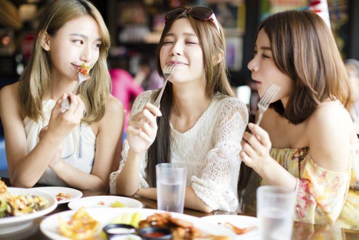 Nằm mơ thấy mình ăn tối với hội viên bè có ý nghĩa gì?