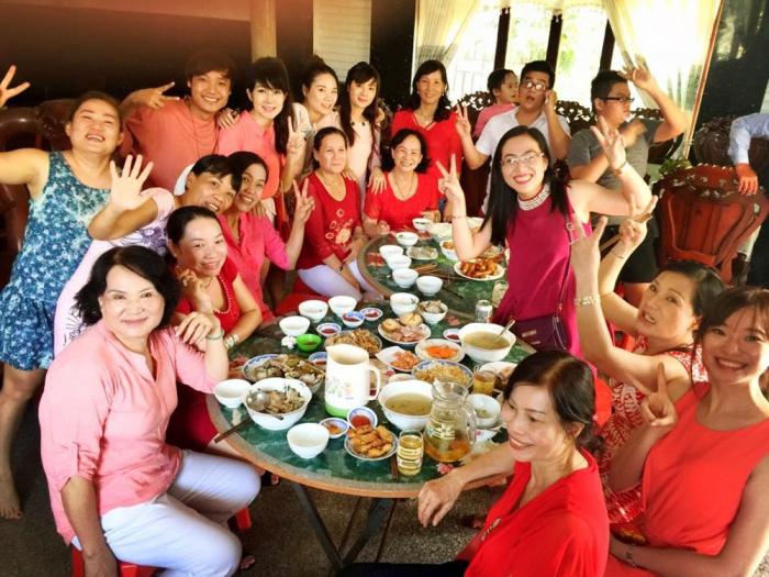 Nằm mơ thấy mình ăn tối với hội viên bè có ý nghĩa gì?