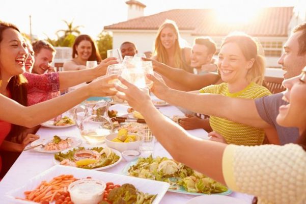 Nằm mơ thấy mình ăn tối với hội viên bè có ý nghĩa gì?  31004181