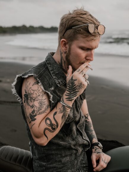 Hình xăm hút thuốc làm hình nền cho điện thoại của bạn