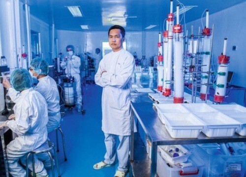 Chủ tịch He Ren là ai? Đời tư của đại gia U60 dính phim tình cảm với người nổi tiếng?