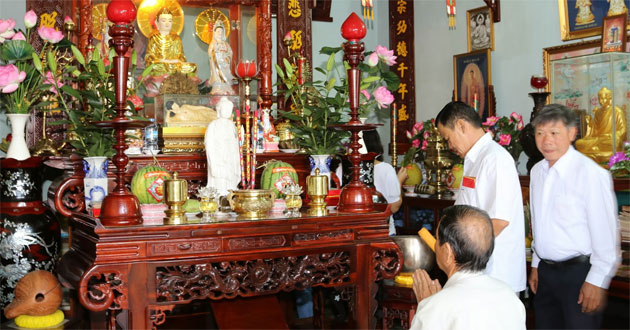 Van khan mung 1 ngay ram Hang Thang