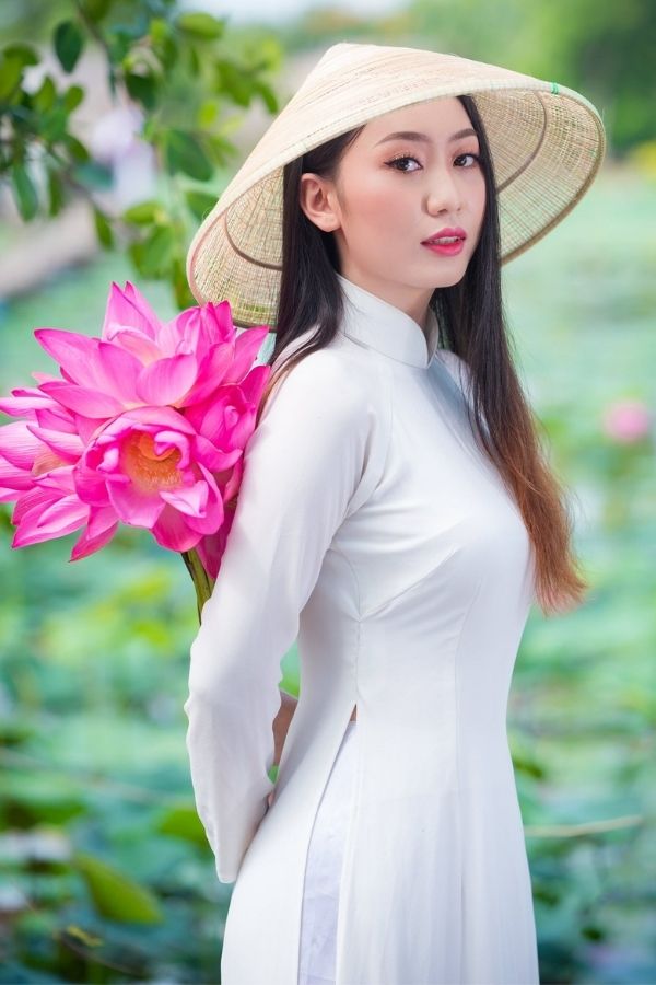 Mặc gì khi chụp ảnh với sen?Cách tạo dáng chụp ảnh bên đầm sen