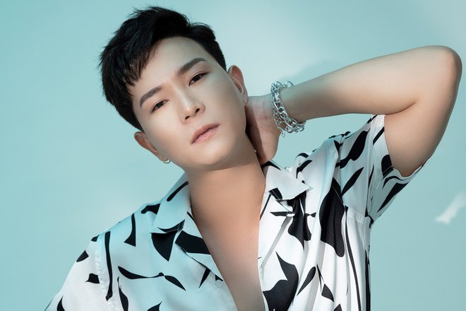 Lời bài hát Người lạ thoáng qua - Đinh Tùng Huy, AVC Ding Donghui là ai?