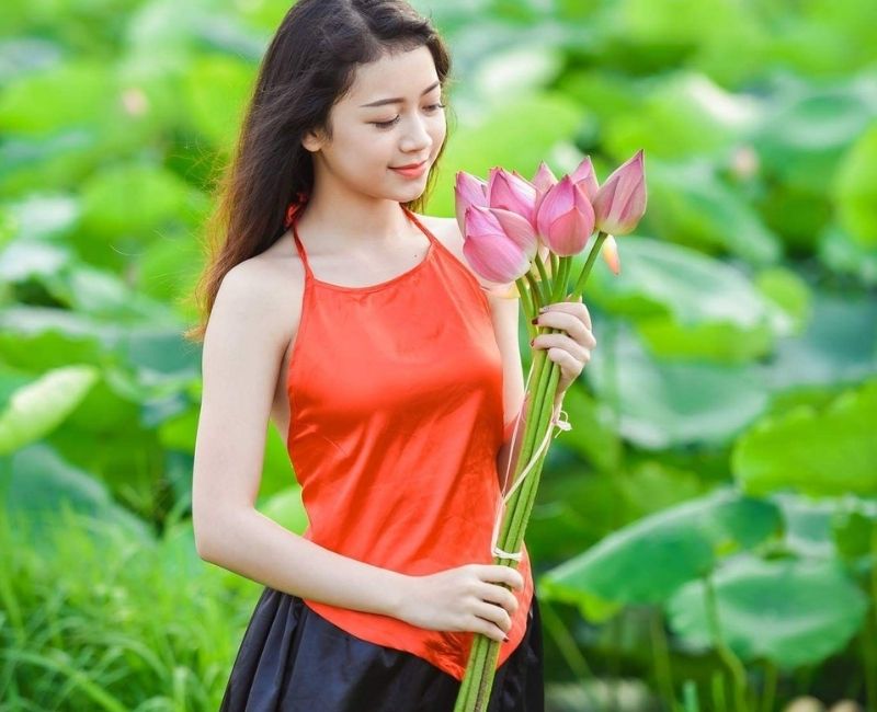 tạo dáng chụp ảnh bên đầm sen